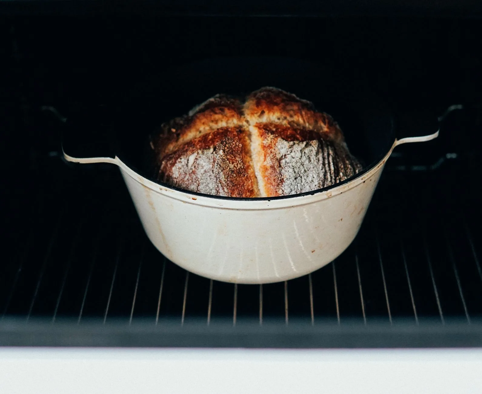 Best Dutch Ovens for Bread Baking: 9 Picks in 2026